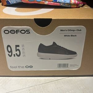OOFOS OOmg + club Men’s white black size 9.5 New in box